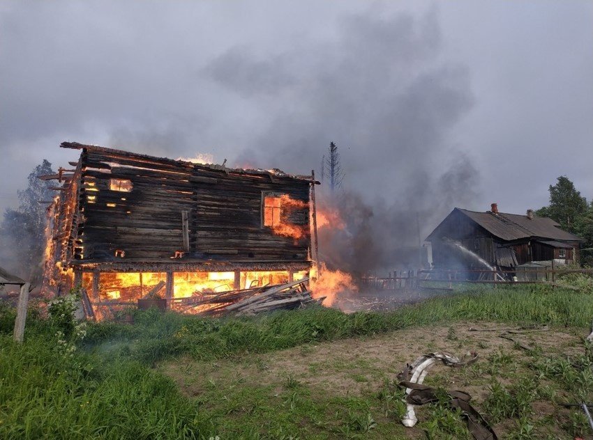 Пожарно-спасательные подразделения выезжали на пожар в Лешуконском МО Архангельской области.